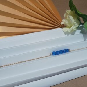 Pulseira com Correntes Douradas e Elementos Cúbicos Azuis