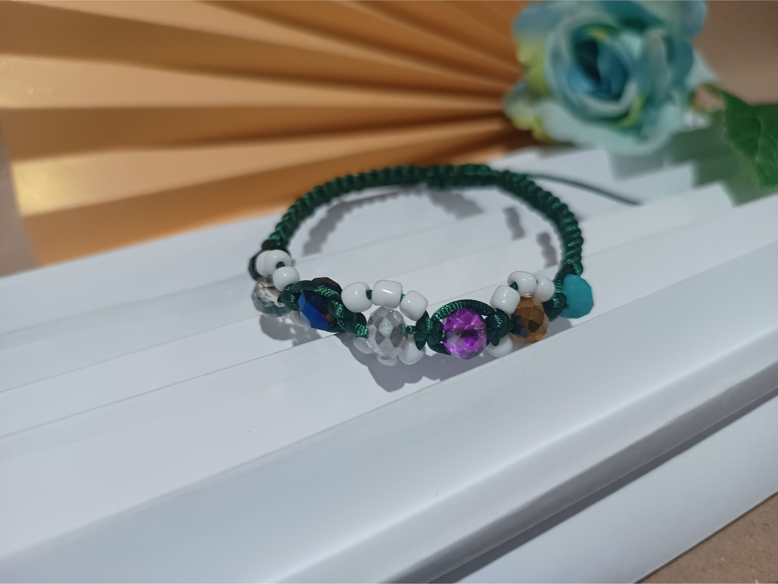 Pulseira em macramê fio verde musgo, cristais nas cores preto, prata, marinho, roxo, azul turquesa, branco e dourado com contas de vidro brancas