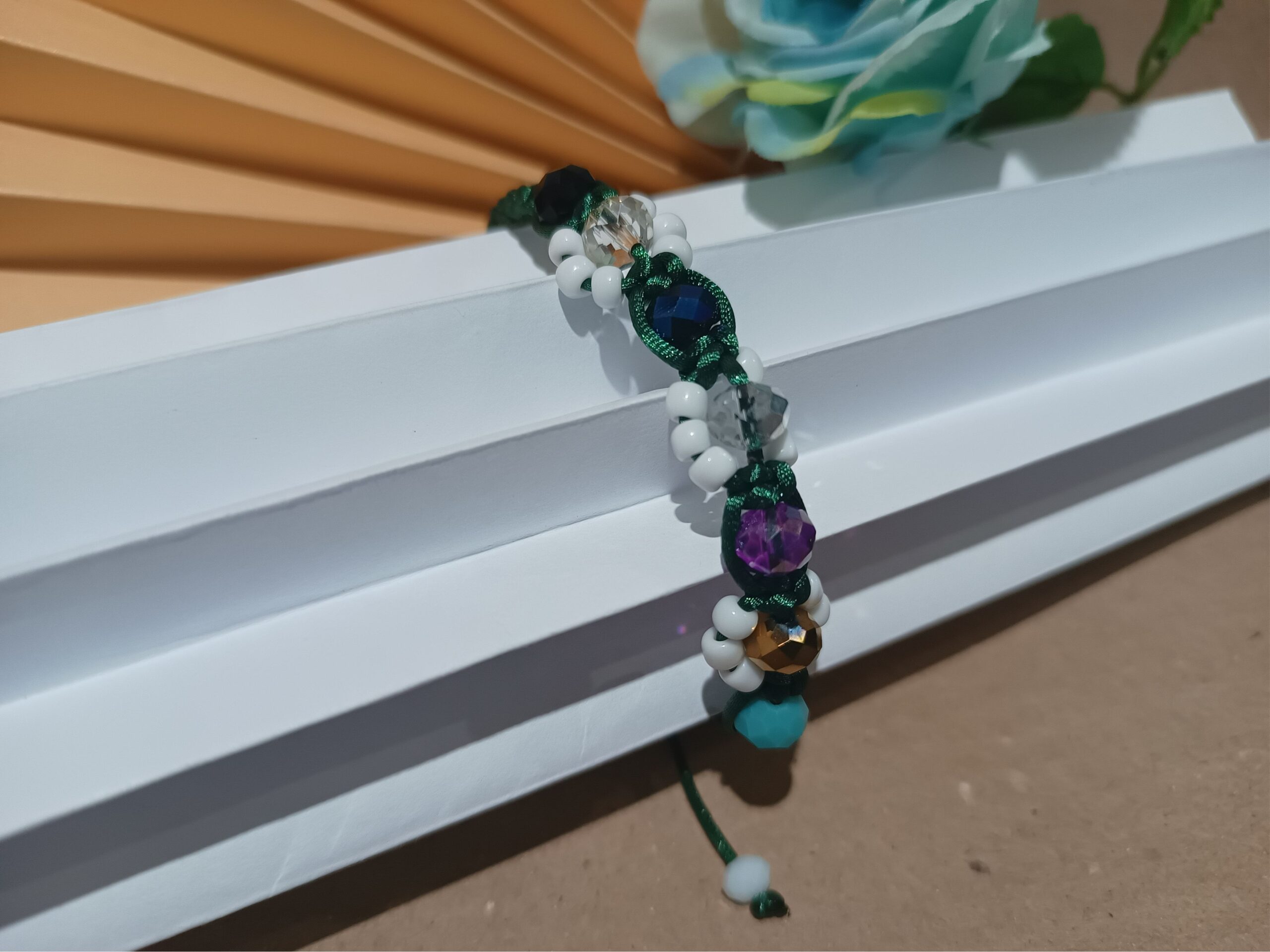 Pulseira em macramê fio verde musgo, cristais nas cores preto, prata, marinho, roxo, azul turquesa, branco e dourado com contas de vidro brancas - Imagem 2