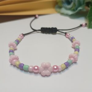 Pulseira com contas de vidro candy color, entremeios na cor rosa e fecho em macramê ajustável