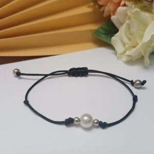 Pulseira com pérola e contas metálicas prateadas com fecho em macramê ajustável
