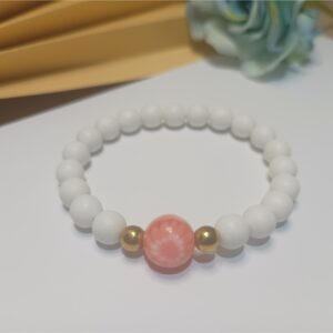 Pulseira de silicone com contas resinadas branco fosco e esfera central pessego rajado e branco