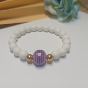 Pulseira de silicone com contas resinadas branco fosco e esfera central marrom