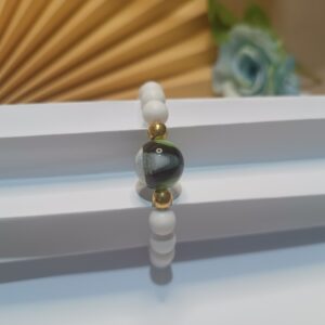 Pulseira de silicone com contas resinadas branco fosco e esfera central olho de gato verde e preto