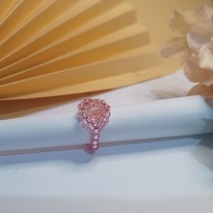 Anel com peça central cristal rosa e miçangas rosa translúcido
