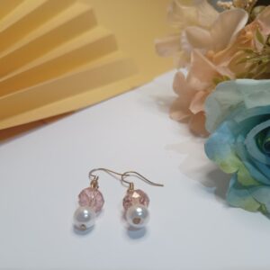 Brincos com cristais na cor rosa, pérolas com base anzol