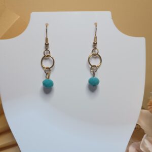 Brincos de cristais azul turquesa com argolas douradas, com base anzol dourada