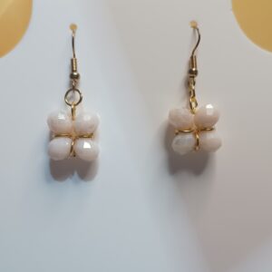 Brincos de cristais na cor creme e entremeios e base anzol dourados