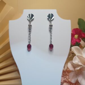 Brincos de cristais vermelhos, detalhes e contas em prateado, contas prateadas trabalhadas com cristais lilases, correntes e base de brinco prateado premium em forma de leque