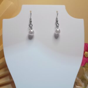 Brincos de pérola com base anzol e detalhes em prateado