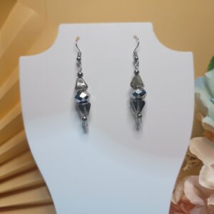 Brincos em cristais prateados e muranos em forma piramidal na cor fumê, com contas metálicas na cor prateada e base anzol