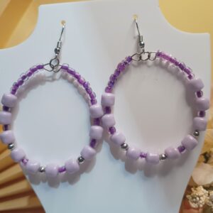 Brincos em forma de argola, com miçangas na cor roxa, contas de resina na cor lilás e contas e base anzol prateados