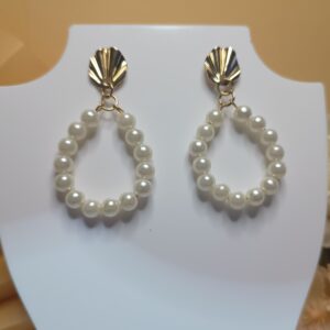 Brincos em forma de argola oval de pérolas, detalhes e base de brinco na forma de leque prateados