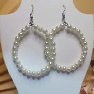 Brincos em forma de argolas grandes de pérolas, detalhes e base anzol prateados