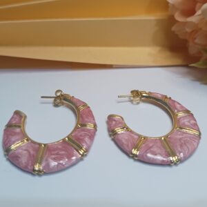 Brincos esmaltados folheados a ouro 18k na forma de argola no formato de camarão tipo madrepérola