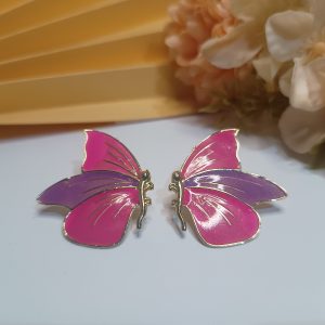 Brincos esmaltados folheados a ouro 18k na forma de borboleta, nas cores lilás e rosa