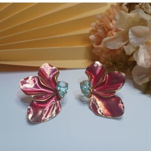 Brincos esmaltados folheados a ouro 18k na forma de flor com 3 pétalas na cor rosa e cristal na cor água marinha
