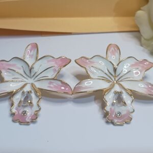 Brincos esmaltados folheados a ouro 18k na forma de lírio na cor branco com as pontas rajadas de rosa, com cristal na cor rosa translúcido