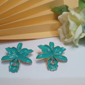 Brincos esmaltados folheados a ouro 18k na forma de lírio na cor azul turquesa e cristal incolor