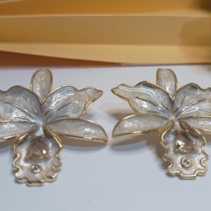 Brincos esmaltados folheados a ouro 18k na forma de lírio na cor cinza perolado, com cristal na cor rosa translúcido