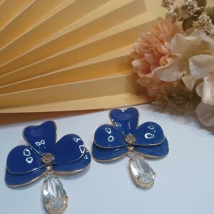 Brincos esmaltados folheados a ouro 18k na forma de trevo na cor azul royal com cristal em forma de gota