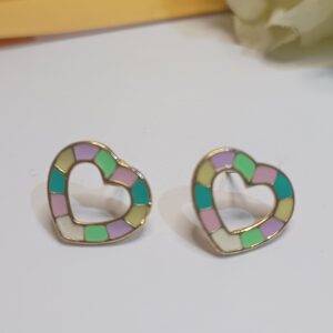 Brincos folheados a ouro 18k  em formato de coração nas cores candy color