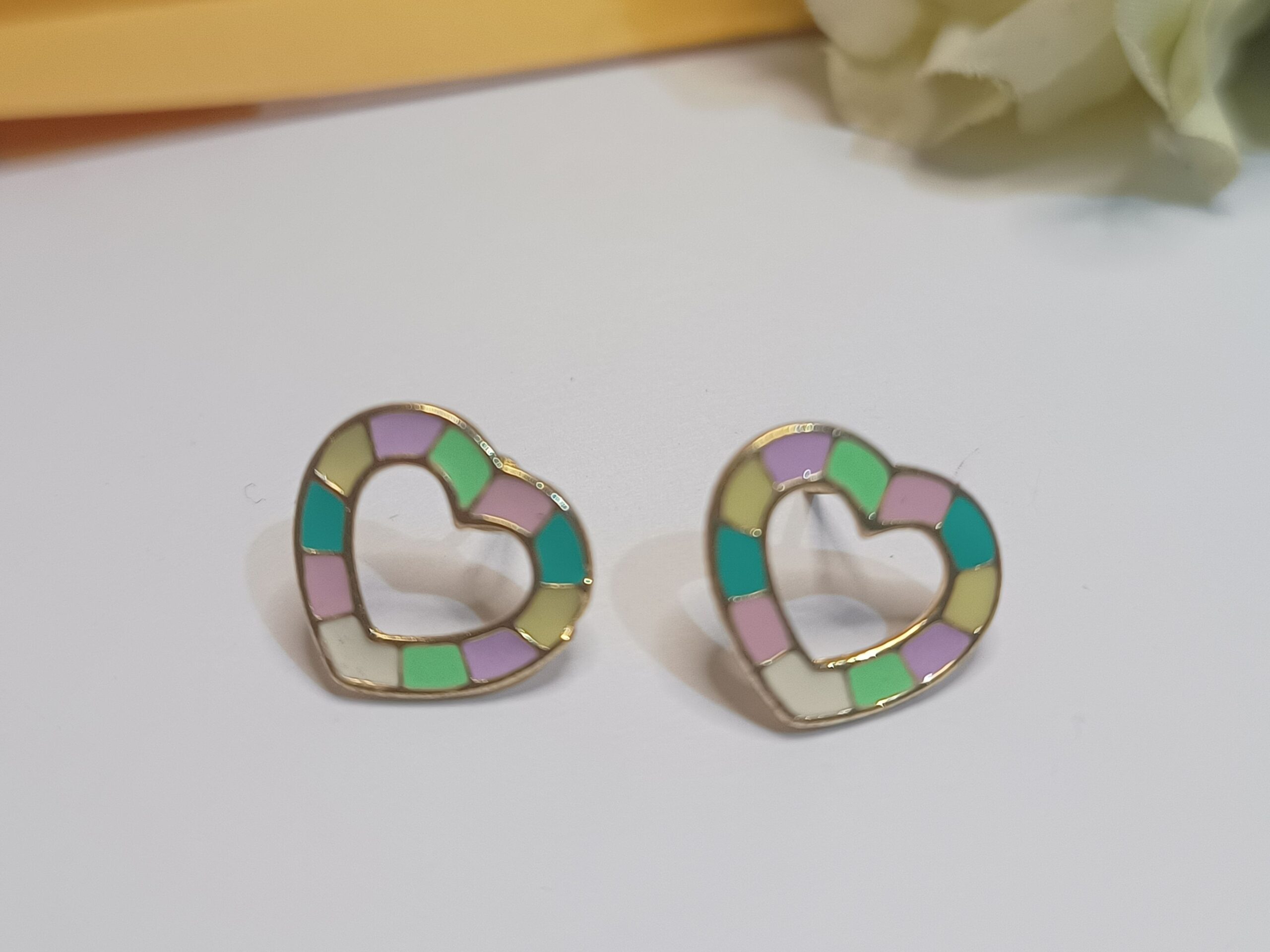 Brincos folheados a ouro 18k  em formato de coração nas cores candy color