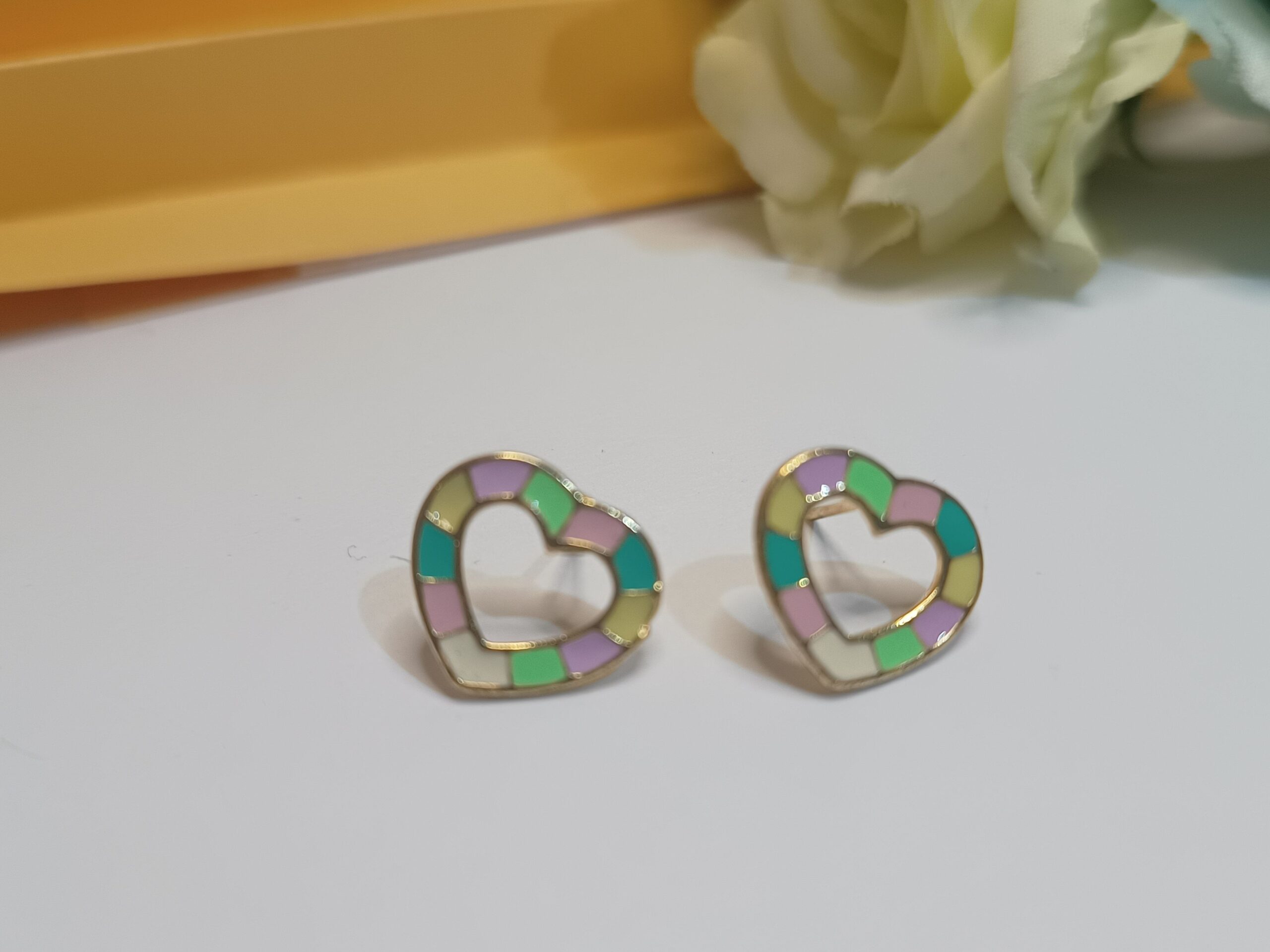 Brincos folheados a ouro 18k  em formato de coração nas cores candy color - Imagem 2