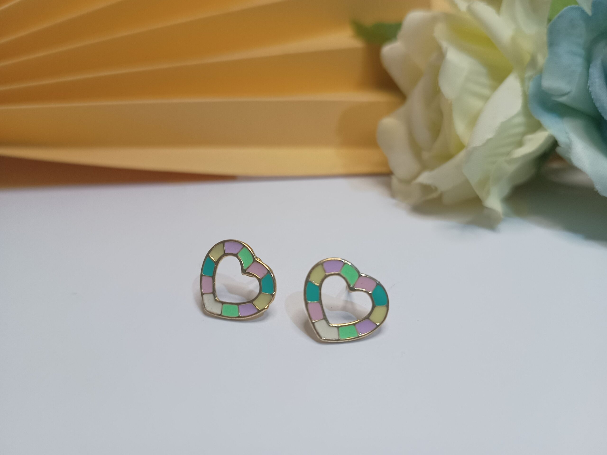 Brincos folheados a ouro 18k  em formato de coração nas cores candy color - Imagem 3