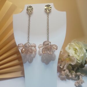 Brincos grandes com várias contas marrom translúcido, base em metal premium, estilo chapa martelado e correntes douradas