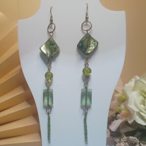Brincos longos com muranos na cor verde rajados de dourado, peças metálicas em ouro velho, base anzol, com miçangas e entremeios plásticos premium e contas em vidro na cor verde