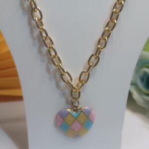 Colar folheado a ouro 18k com pingente na forma de coração nas cores candy color