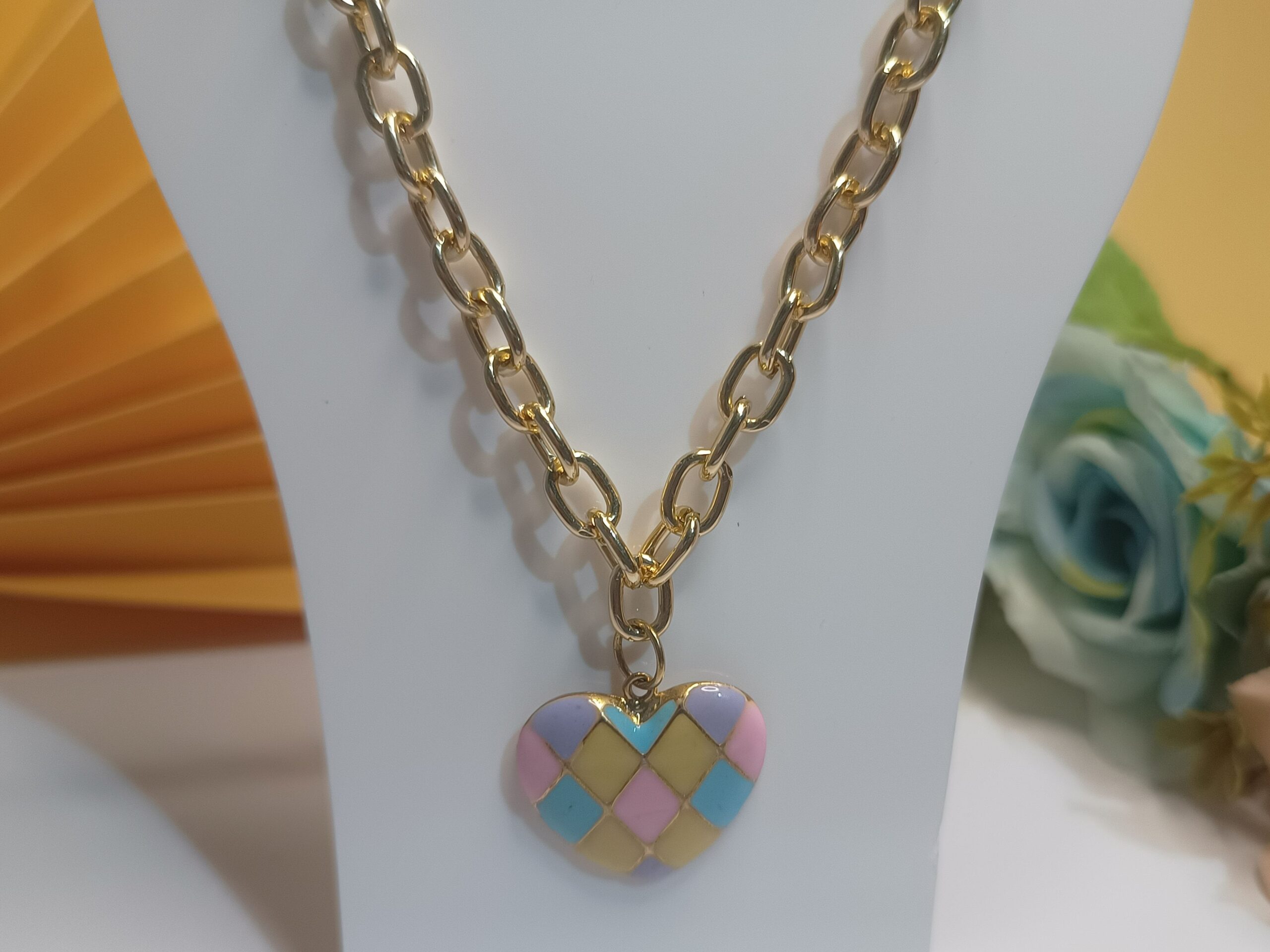 Colar folheado a ouro 18k com pingente na forma de coração nas cores candy color