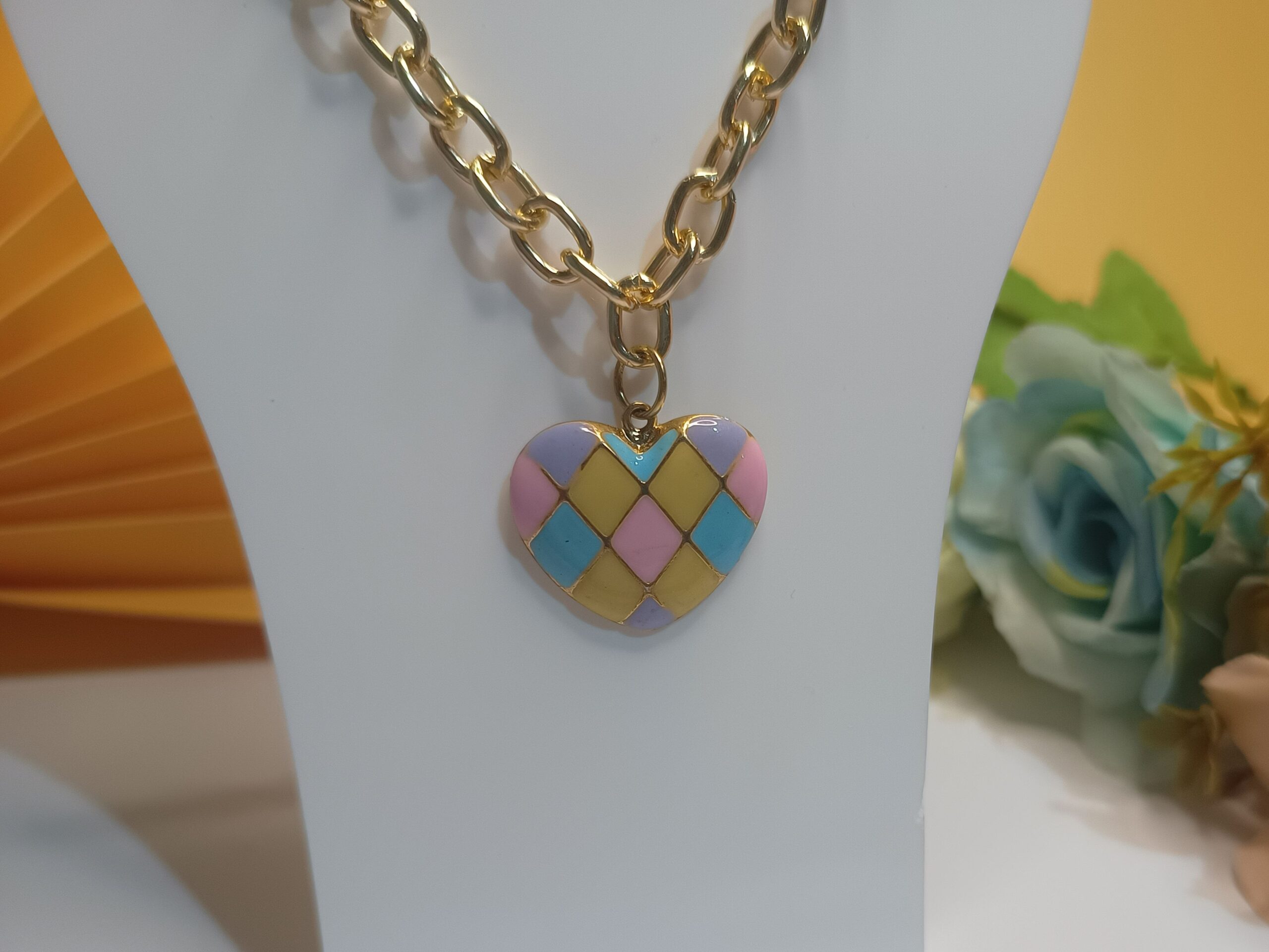 Colar folheado a ouro 18k com pingente na forma de coração nas cores candy color - Imagem 2