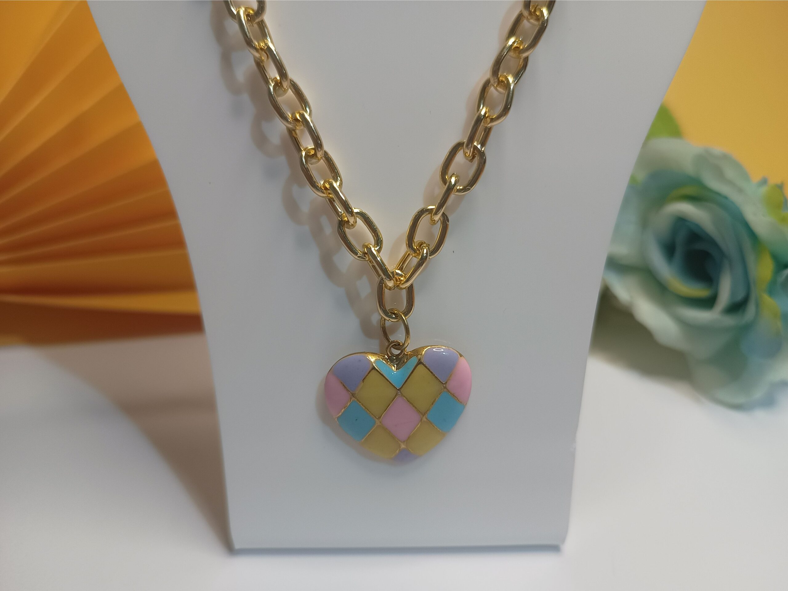 Colar folheado a ouro 18k com pingente na forma de coração nas cores candy color - Imagem 3