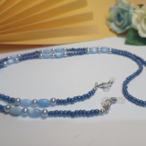 Colar para óculos trabalhado com pérolas na cor cinza azulada, muranos na cor azul cintilante e miçangas na cor azul