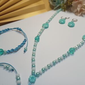 Conjunto Acqua com 3 peças, sendo a 1ª peça um colar gravatinha com 34 cristais na cor brança, pérolas, pastilhas e esferas na cor verde água, 2ª peça Brincos com pastilha e pérolas na cor verde água e base de brinco argola click prateada e a 3ª peça uma pulseira trabalhada em macramê com pérolas, esferas e entremeio iguais a do colar na cor verde água e fecho em macramê ajustável.