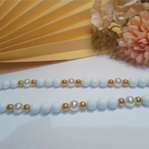 Conjunto Glamour com 1 colar trabalhado em fio de seda dourado com pérolas contas douradas e com contas branco fosco, com fecho ajustável e Brincos com pérolas, contas douradas e com contas branco fosco, base anzol.