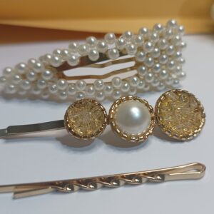 Conjunto de 3 presilhas para cabelo folheados a ouro 18k, sendo 1 em forma de grampo simples, um grampo com pérola e pedras translúcidas e um grampo tic tac coberto por pérolas
