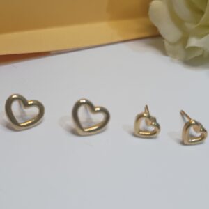 Conjunto de 2 pares de brincos 1º e 2º furo folheados a ouro 18k na forma de coração