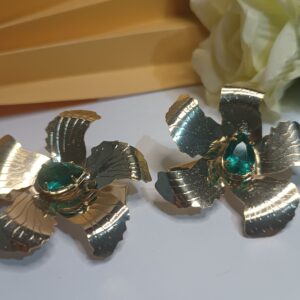 Par de presilhas para cabelo folheado a ouro 18k em forma de flor, com 5 pétalas com cristal central na cor verde