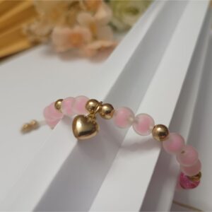 Pulseira com contas rosa foscas, rosa pink. contas metálicas douradas, pingente coração dourado e fecho em macramê ajustável