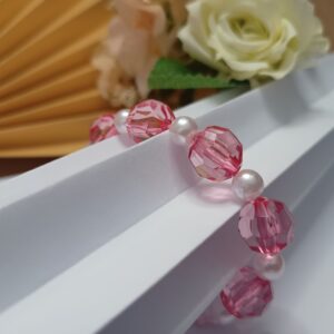 Pulseira em fio de seda com contas grandes rosa pink translúcido, perolas e fecho ajustável