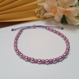 Pulseira em fio de seda roxo com contas prateadas e contas de vidro magenta e fecho ajustável