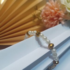 Pulseira mola de arame com cristais e miçangas douradas e pérolas e miçangas douradas