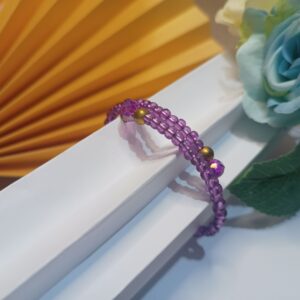 Pulseira mola de arame com cristais e miçangas lilases e cristais com contas metálicas ouro velho e miçangas lilases