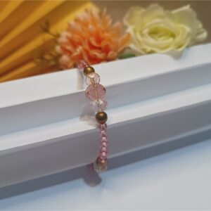 Pulseira mola de arame com cristais e miçangas rosa claro e contas metálicas ouro velho e miçangas rosa claro